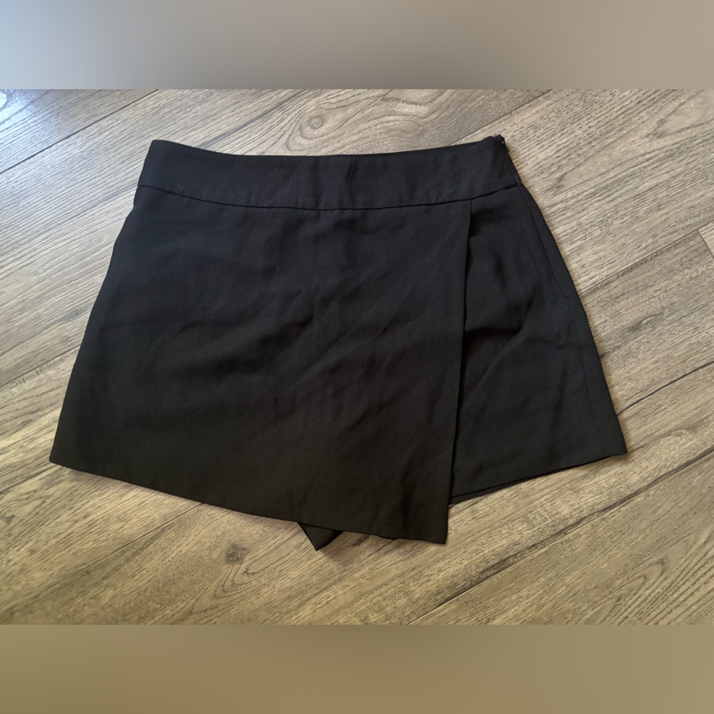 NWT - FOREVER 21 Black Skort M